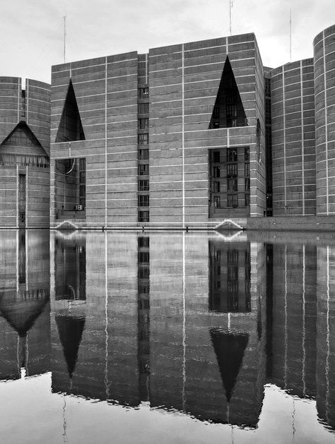35ea1e716b307373748d6a9ec495b1b9--louis-kahn-bangladesh